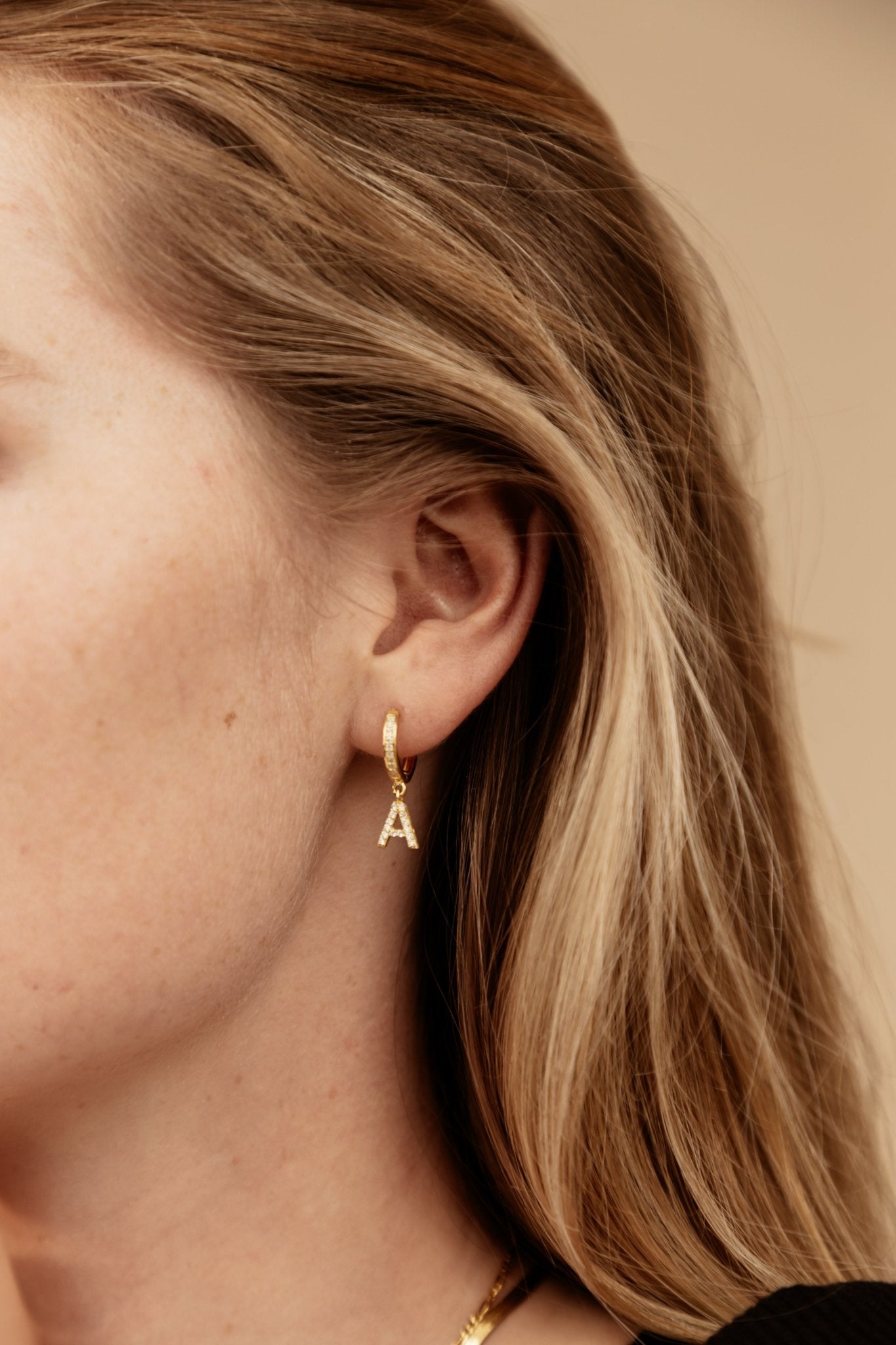 Buchstaben Ohrringe mit Zirkonia - Tash Jeweler